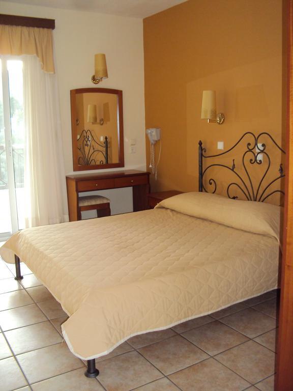 Amalia Aparthotel PalaiónTsiflíkion Kamer foto