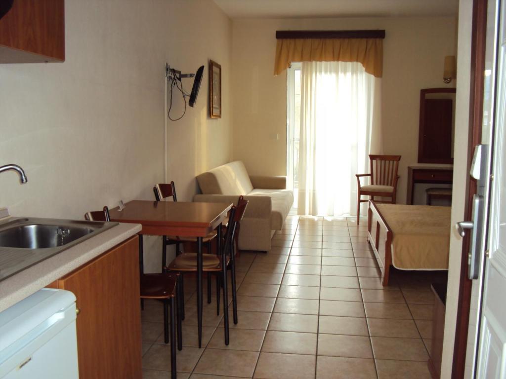 Amalia Aparthotel PalaiónTsiflíkion Kamer foto
